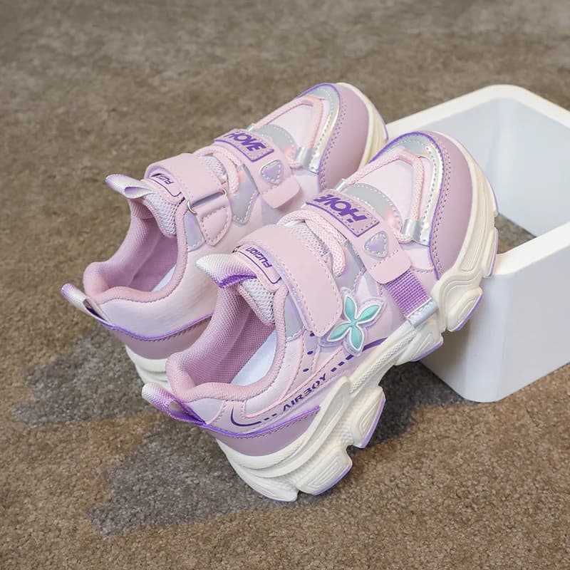 Tênis infantil HOPE Kids lilás com detalhes prateados, fechamento em velcro e solado antiderrapante branco