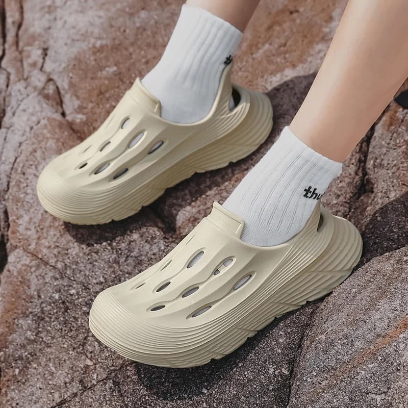 Sandália slide bege FASHION em EVA confortável e respirável usada com meia branca em ambiente externo