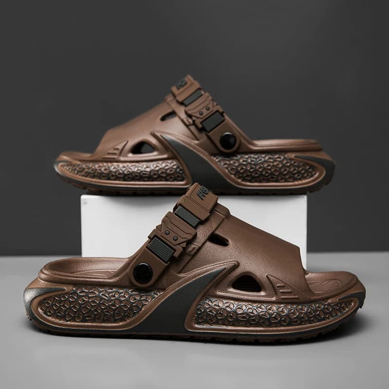 Par de chinelos masculinos de verão com design moderno e sola texturizada, cor marrom.