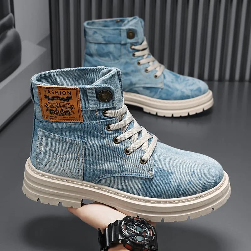 Tênis Masculino Cano Alto Azul com Sola Branca e Crachá de Couro