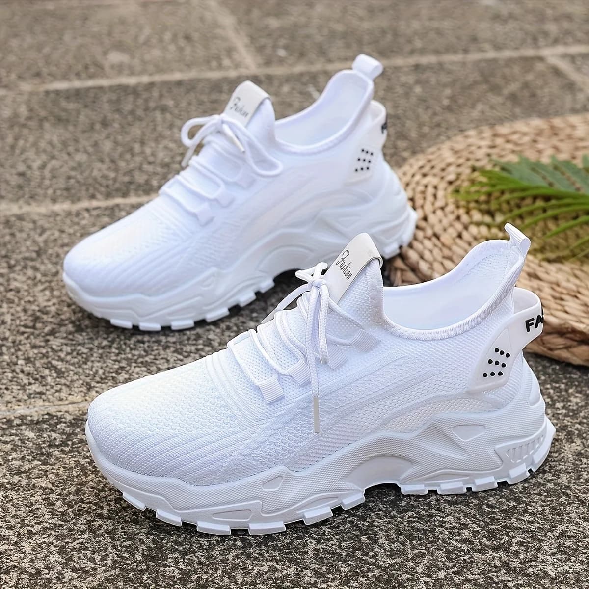 Tênis casual feminino branco de malha respirável com sola antiderrapante e design leve moderno