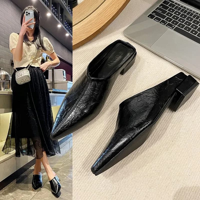 Mules pretos brilhantes com bico fino e salto baixo, estilo verão elegante para mulheres