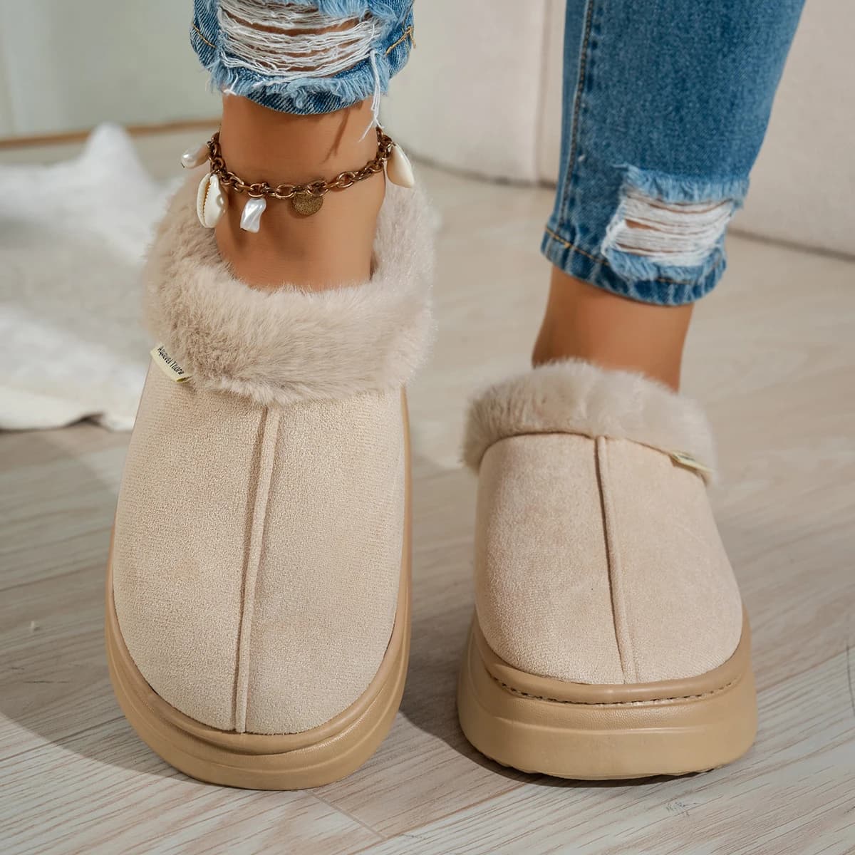 Pantufa feminina creme com pelúcia macia e sola antiderrapante para conforto e aquecimento interno