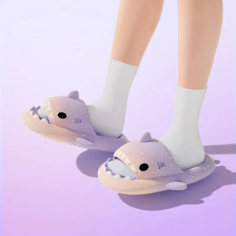 Chinelo plataforma unissex cartoon tubarão lilás com detalhes brancos para verão e uso em casa