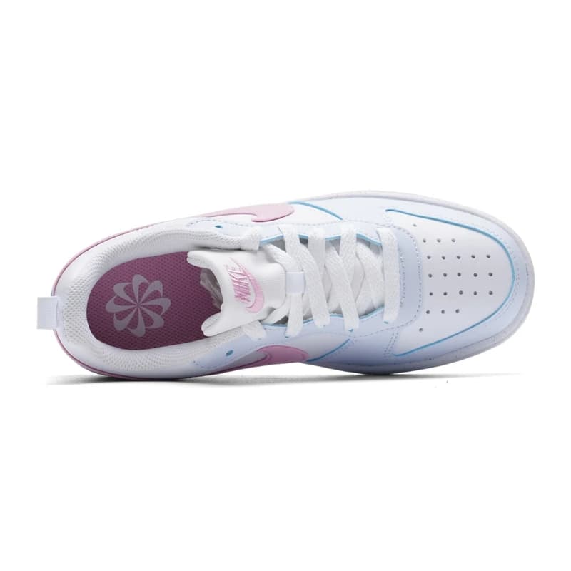 Tênis casual feminino Nike Court Borough Low GS branco com detalhes em rosa e azul, vista superior