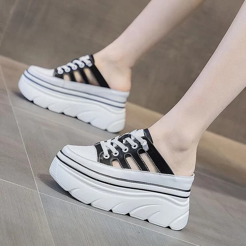 Sandália plataforma branca com sola anabela e design slip-on em couro legítimo