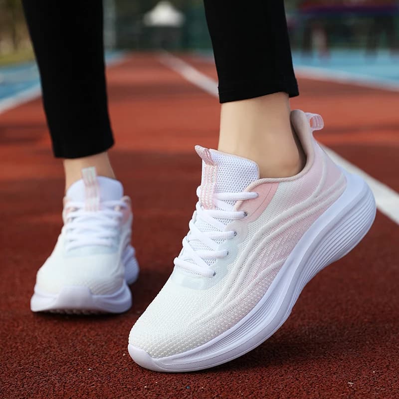 Tênis casual unissex branco com detalhes rosa, solado branco antiderrapante e respirável para corrida