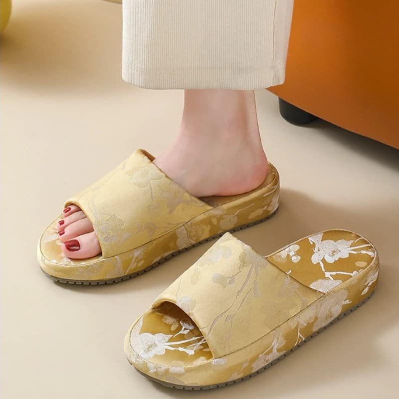 Platform slippers de seda amarela com estampa floral para mulheres, estilo aberto