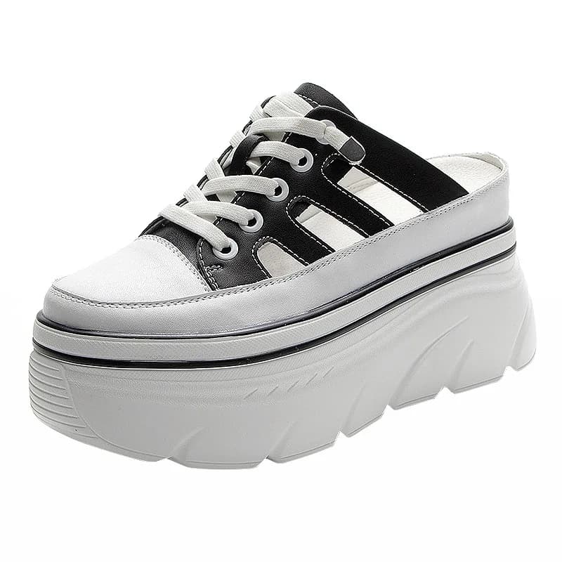 Par de sapatos de plataforma femininos brancos e pretos