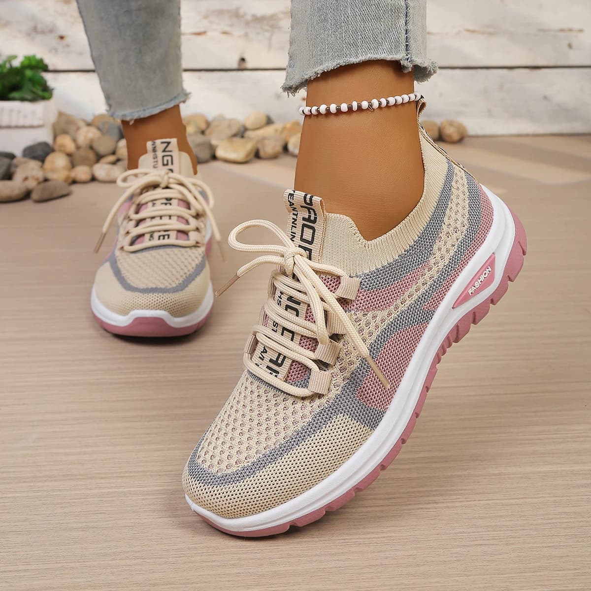 Tênis casual feminino bege com detalhes rosa e cinza, solado rosa e cadarço ajustável