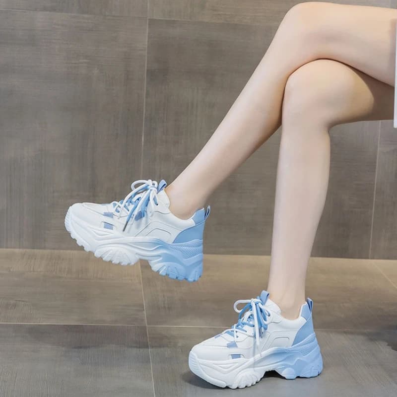 Tênis feminino casual esportivo branco e azul com solado grosso e malha respirável