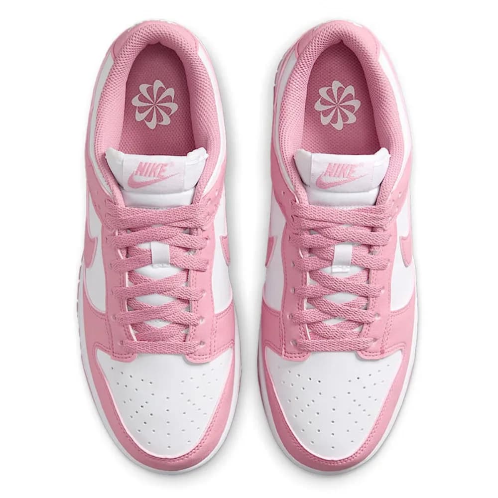 Tênis Nike Dunk Low Retro feminino rosa e branco vista superior com cadarços e logo Nike