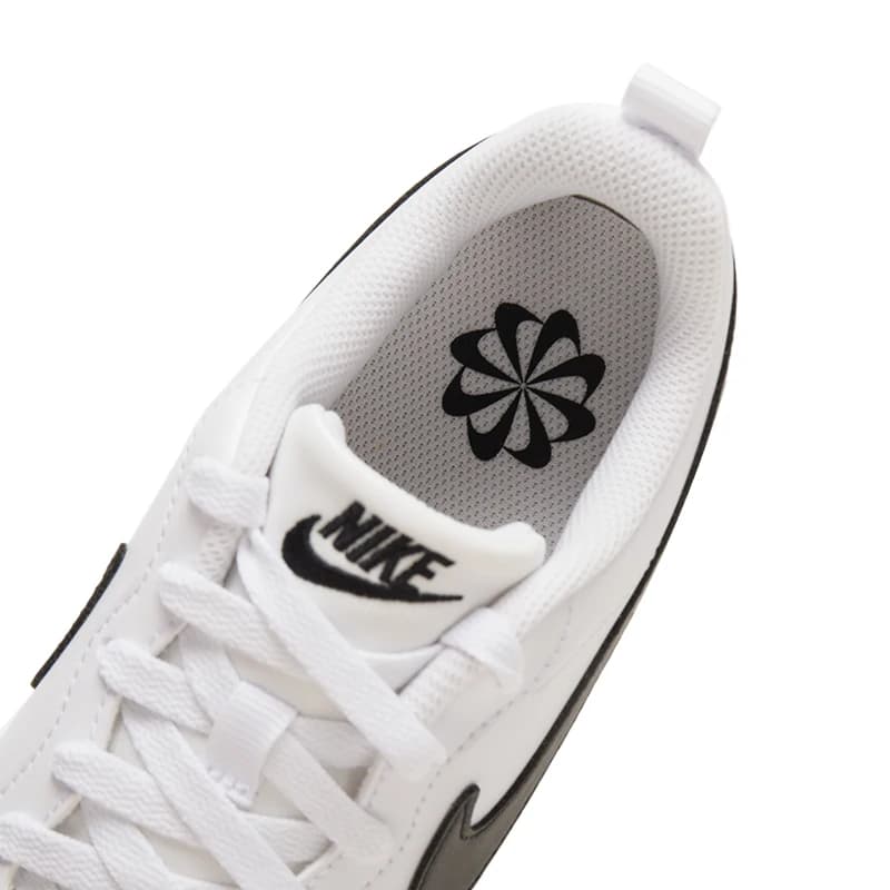 Vista superior do tênis Nike Court Borough Low GS branco com logo Nike preto e interior acolchoado