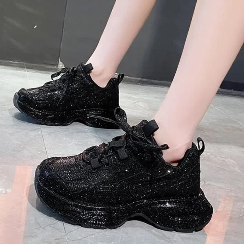 Tênis feminino preto com plataforma e detalhes brilhantes