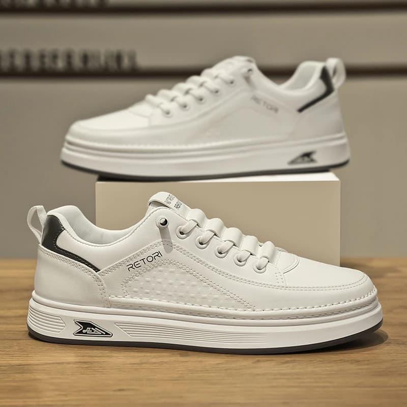 Tênis esportivo masculino branco com detalhes dourados, sola grossa e design de sola elevada