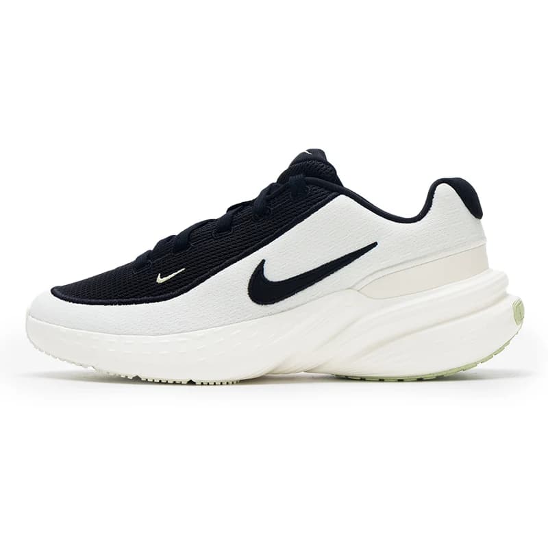 Tênis feminino Nike Uplift SC preto e branco, sola branca com detalhes verdes, parte superior em malha preta