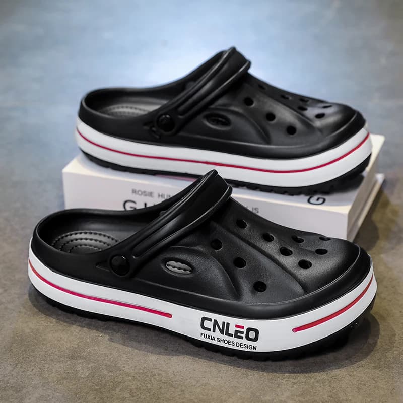 Sandálias masculinas brancas com sola azul e logo CNLEO, design de buracos, bico quadrado, fundo cinza.
