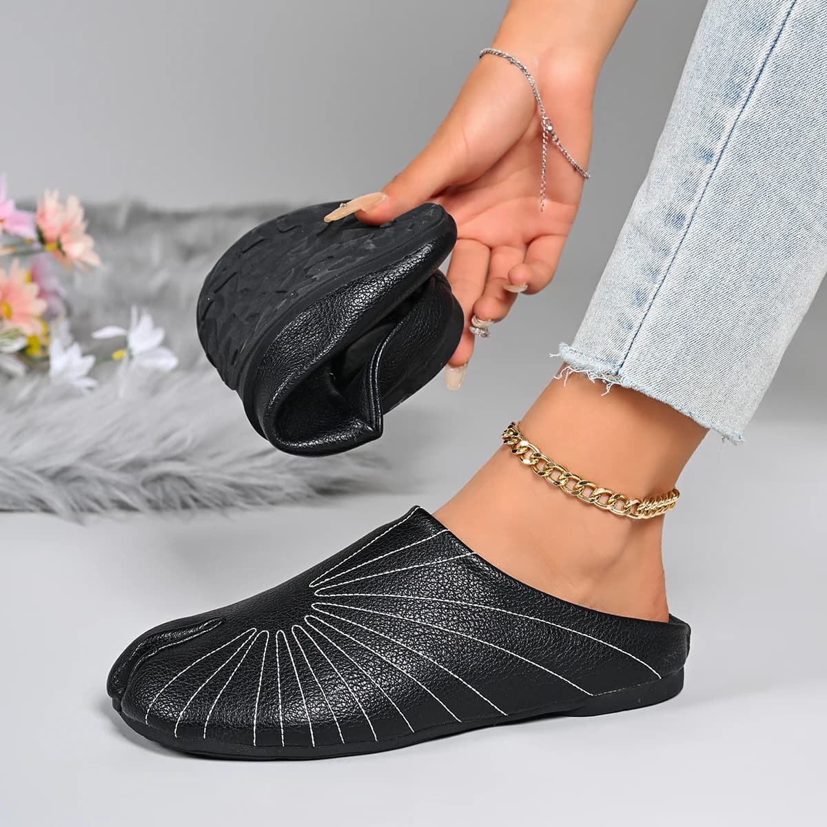 Chinelo feminino preto estilo Tabi Ninja com dedo separado e sola flexível em couro sintético
