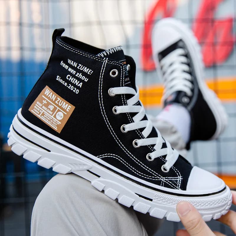 Tênis casual masculino preto e branco com solado grosso e etiqueta distintiva