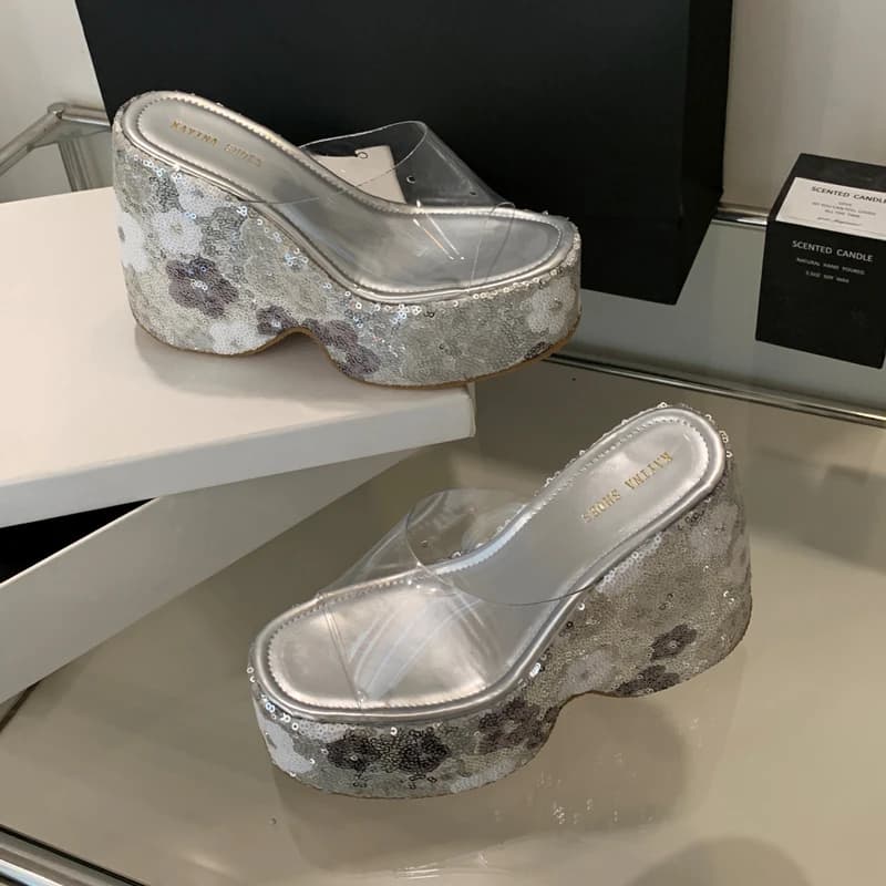 Sandálias plataforma femininas com salto alto, detalhes florais em paetês prata e cinza, tiras transparentes