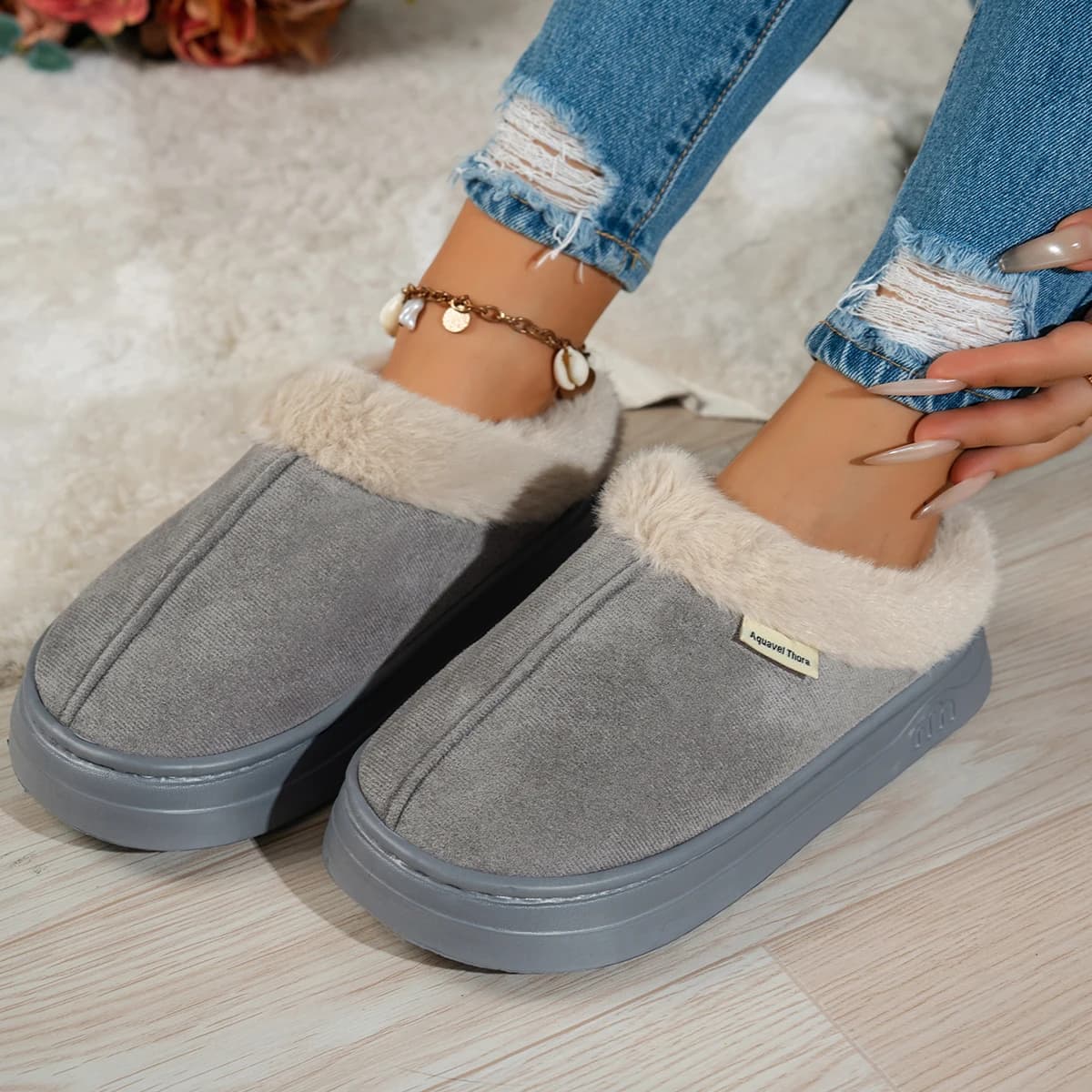 Pantufa feminina cinza com pelúcia branca e sola antiderrapante para conforto e aquecimento