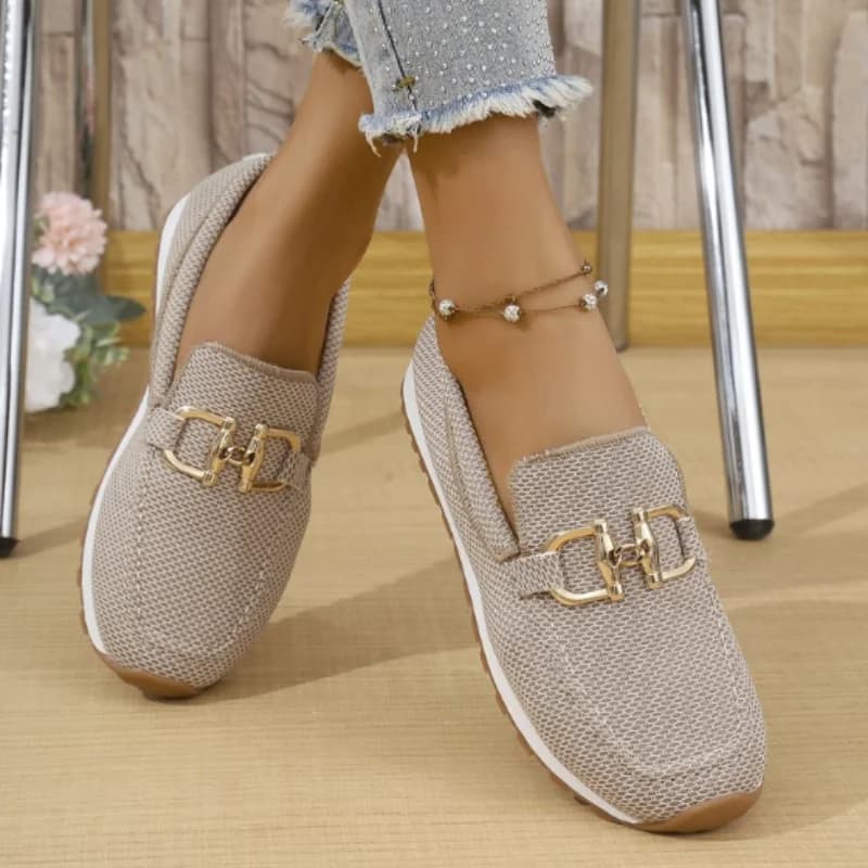 Tênis feminino casual bege em malha respirável com detalhe dourado, estilo mocassim confortável