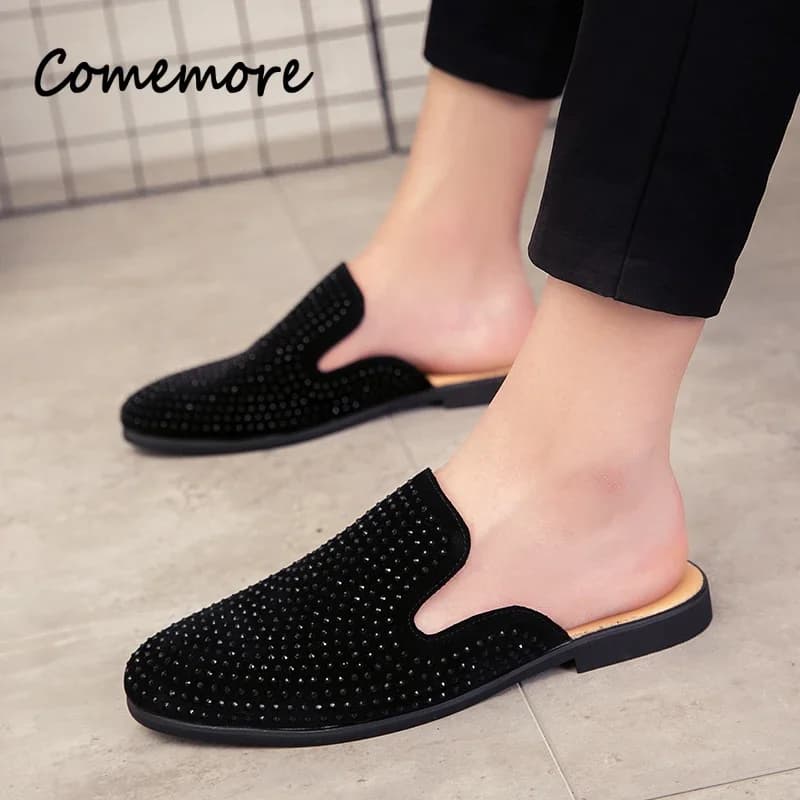Mule masculino Comemore preto com strass e design slip-on em couro elegante