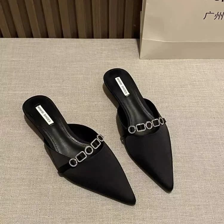 Chinelos mule feminino preto com detalhes em strass e salto baixo em couro sintético