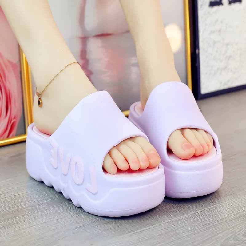 Sandálias plataforma rosa com salto 6cm e detalhe LOVE, design confortável para uso externo