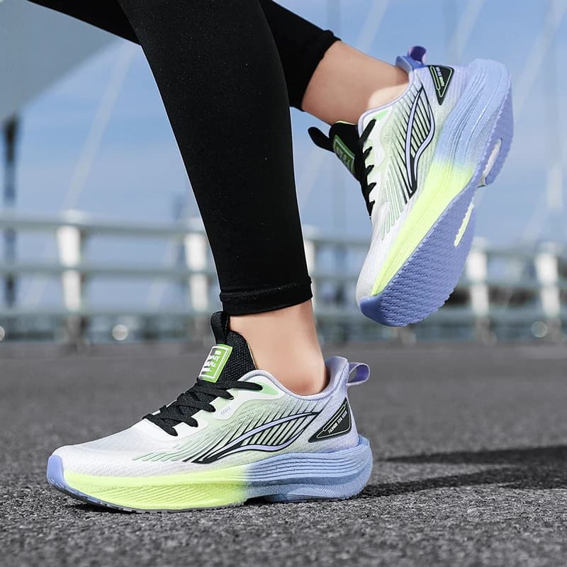 Tênis Gradient Runner unissex branco com detalhes em verde e solado lilás antiderrapante e respirável