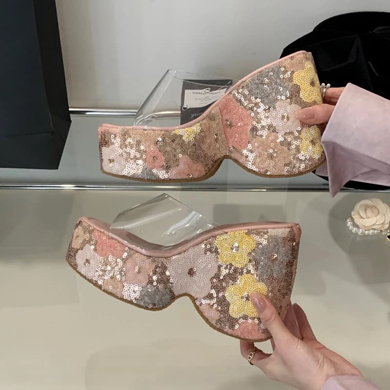 Sandálias plataforma femininas com salto alto, detalhes florais em paetês rosa, amarelo e cinza, tiras transparentes