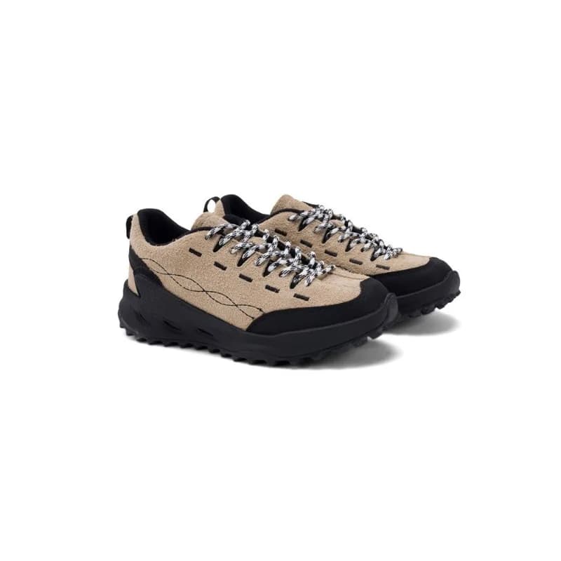 Tênis esportivos femininos de montanhismo com plataforma, cor marrom e preto, sola robusta e respirável, parte superior em material têxtil resistente, cadarços brancos e bordados decorativos.