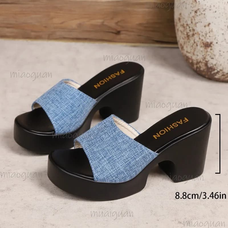 Mule slide sandal azul claro em tecido denim com salto bloco 8,8cm e bico aberto casual verão