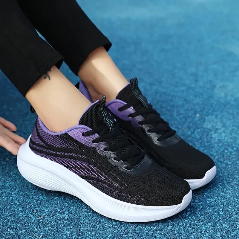 Tênis casual unissex preto com detalhes roxos, solado branco antiderrapante e respirável para corrida