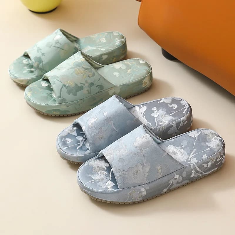 Conjunto de platform slippers de seda com estampa floral em verde e azul para mulheres