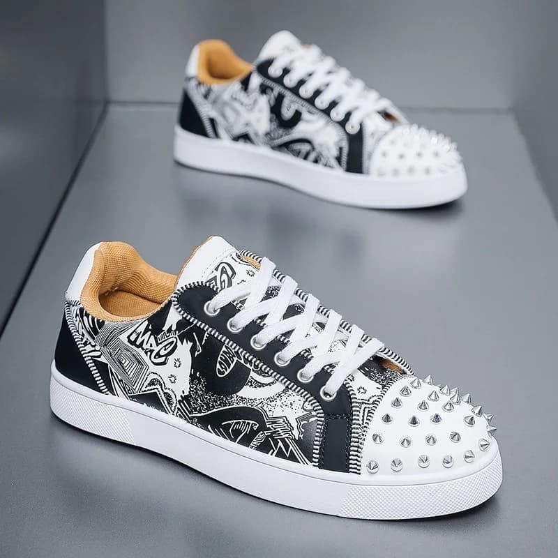 Tênis casual masculino com design de spikes e gráfico abstrato em preto e branco