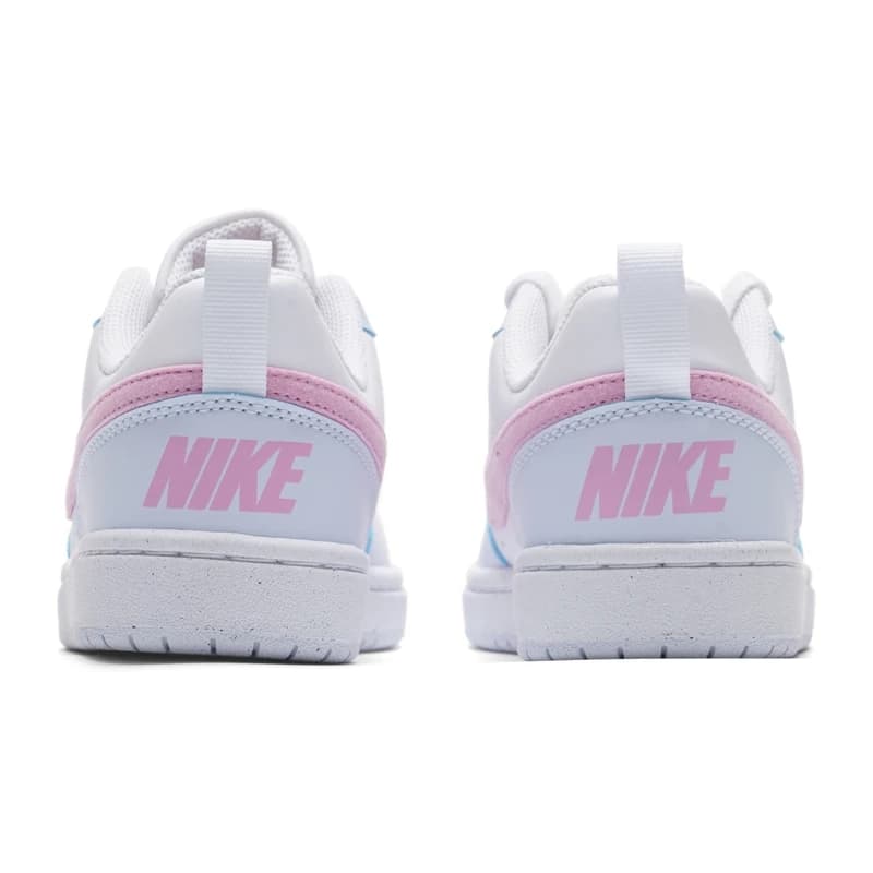 Tênis Nike Court Borough Low GS feminino branco com logo rosa na parte traseira, vista dos calcanhares