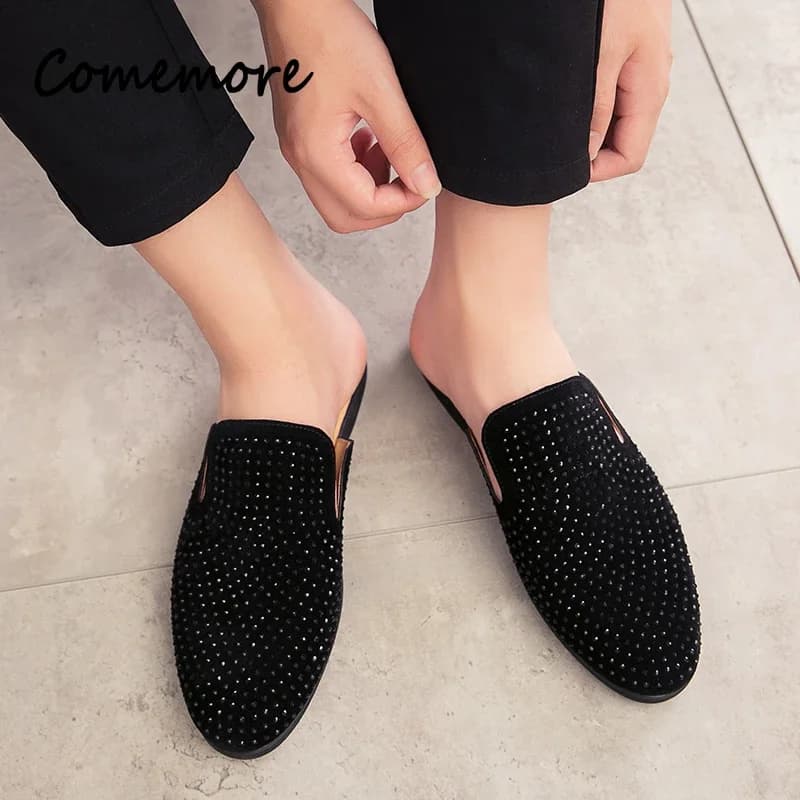 Sapatos mule Comemore masculinos pretos com glitter e strass em couro slip-on