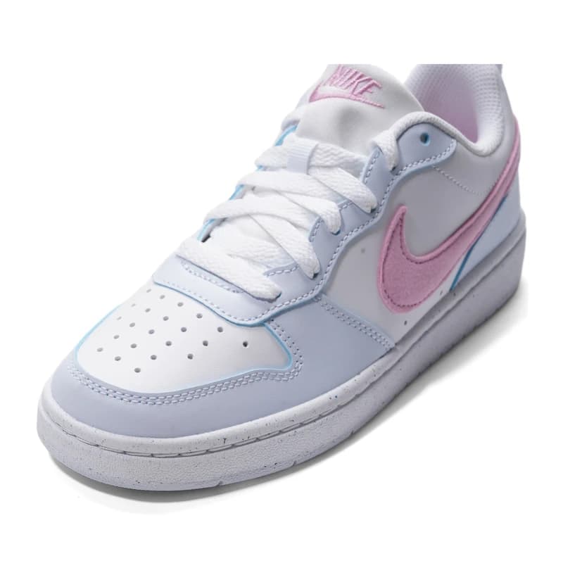 Tênis Nike Court Borough Low GS branco com swoosh rosa e detalhes azuis, vista frontal lateral direita