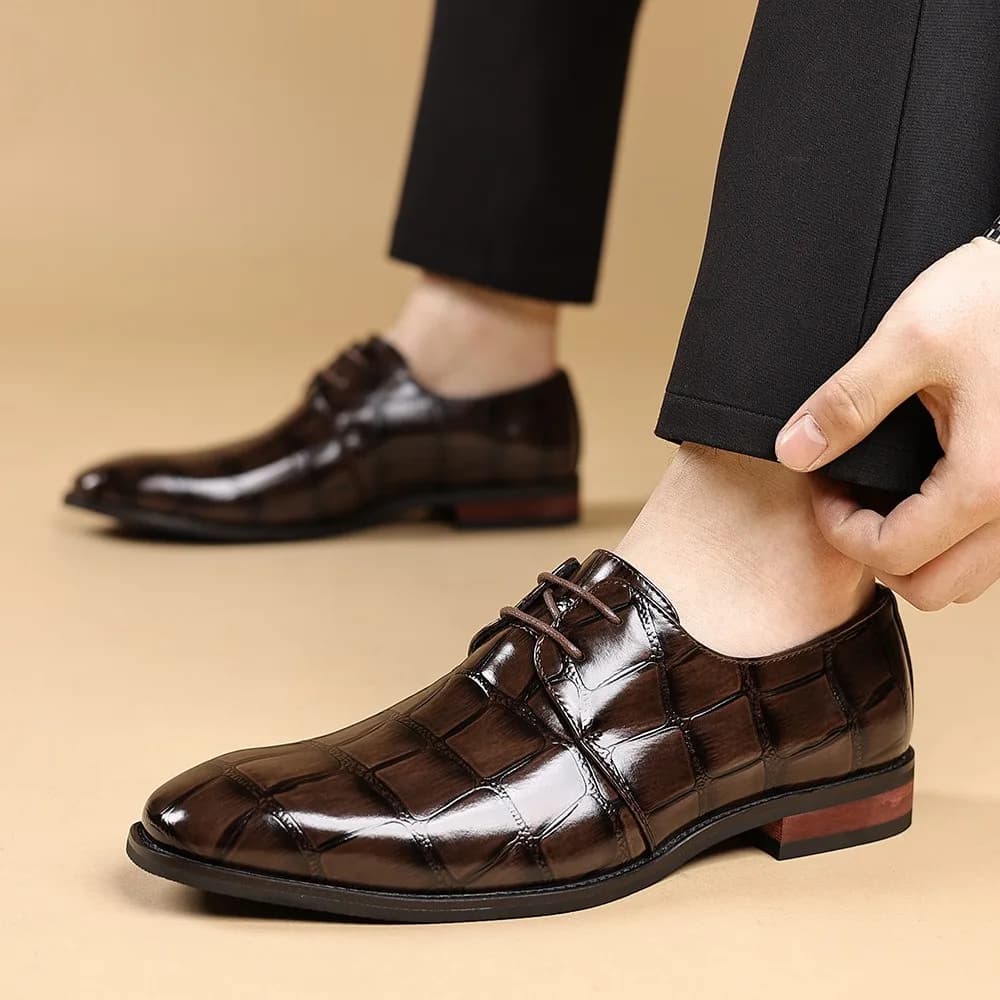 Par de sapatos de couro marrom com padrão de crocodilo para homens
