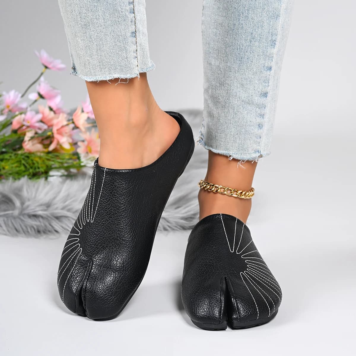 Chinelo feminino preto Tabi Ninja com design anatômico e dedo separado em material sintético resistente