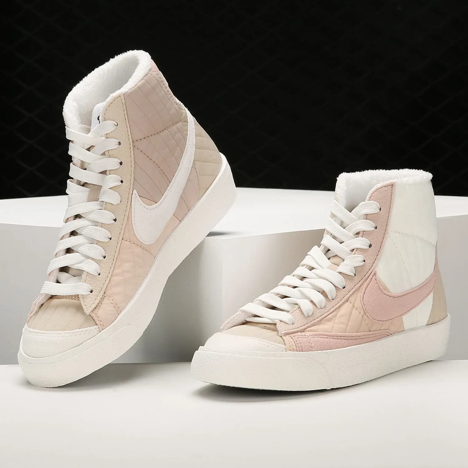 Tênis feminino Nike Blazer Pioneer High Top Patchwork bege com detalhes em branco e rosa claro