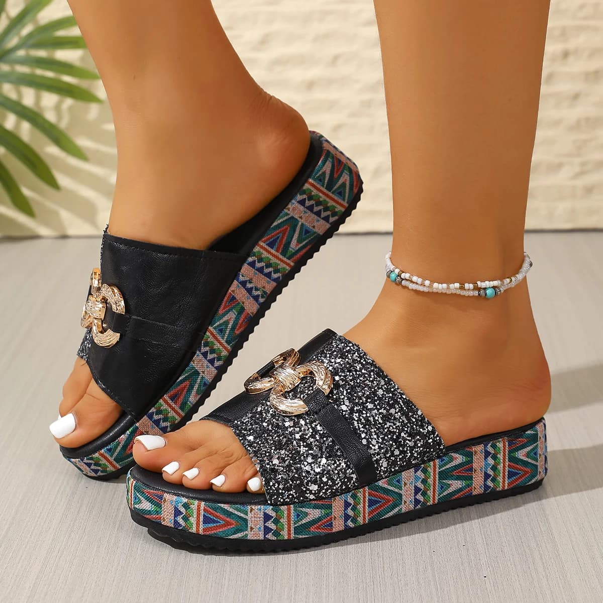Sandálias mule de couro preto com lantejoulas e fivela de metal dourado, solado estampado colorido