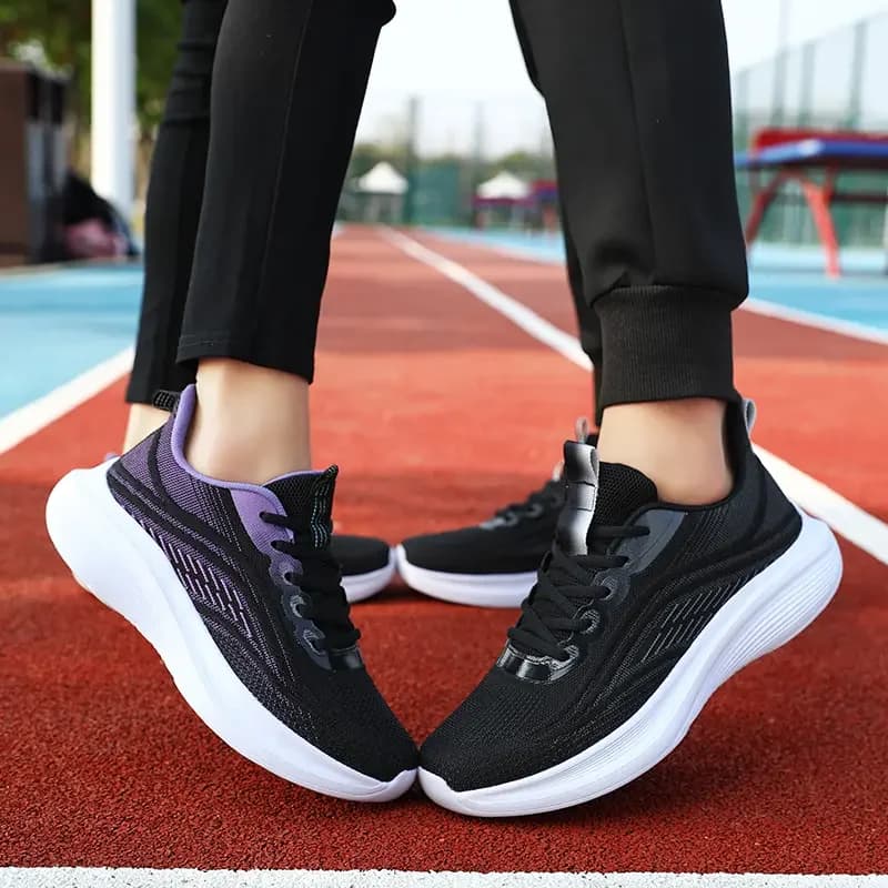 Tênis casual unissex preto com detalhes roxos e solado branco antiderrapante para caminhada e corrida