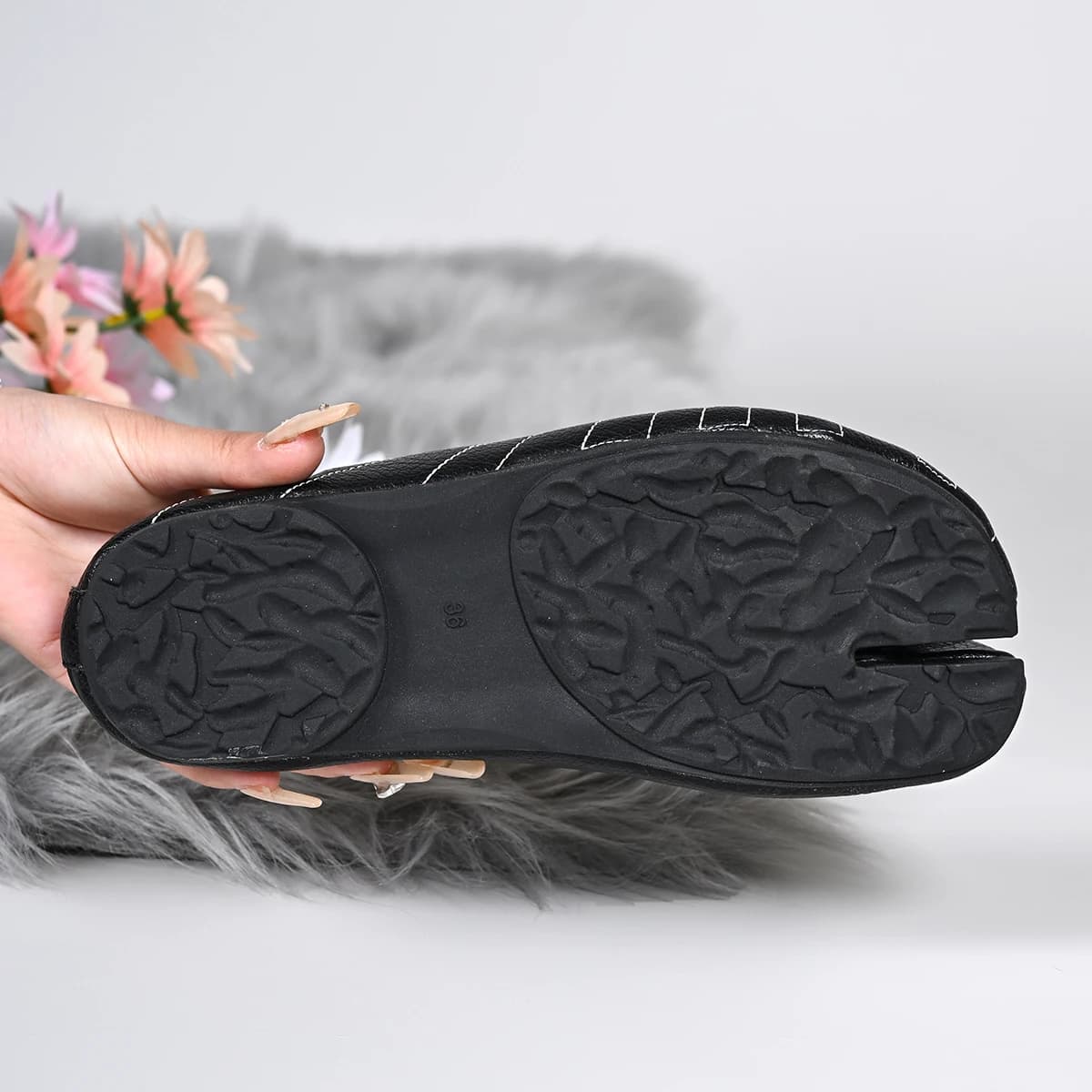 Chinelos femininos estilo tabi ninja com dedo separado, couro preto com costuras brancas
