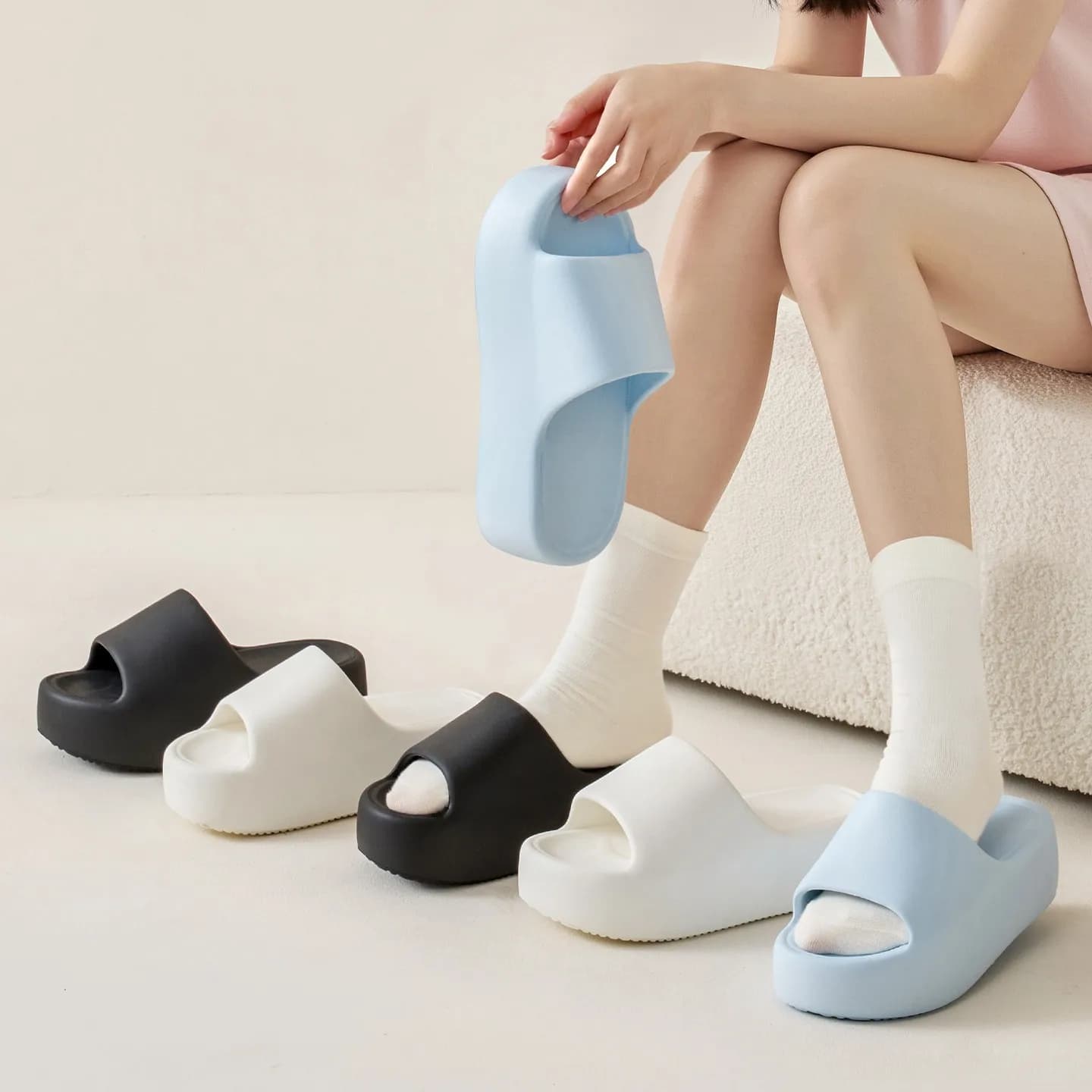 Chinelos de plataforma femininos em azul, branco e preto com solado grosso antiderrapante para verão