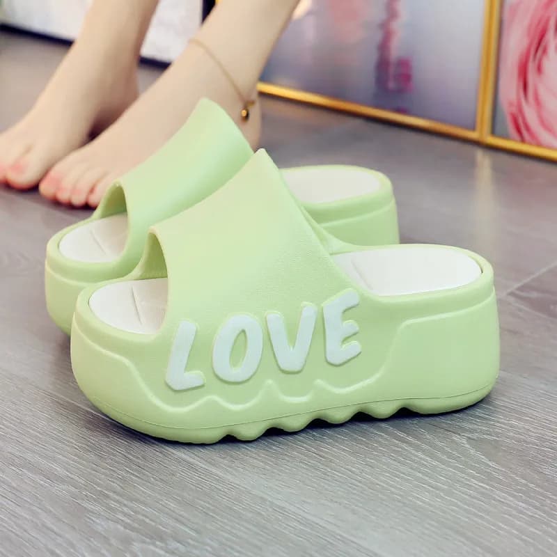 Chinelos de plataforma verdes com salto alto de 6cm, antiderrapantes, com a palavra 'LOVE' gravada na sola.