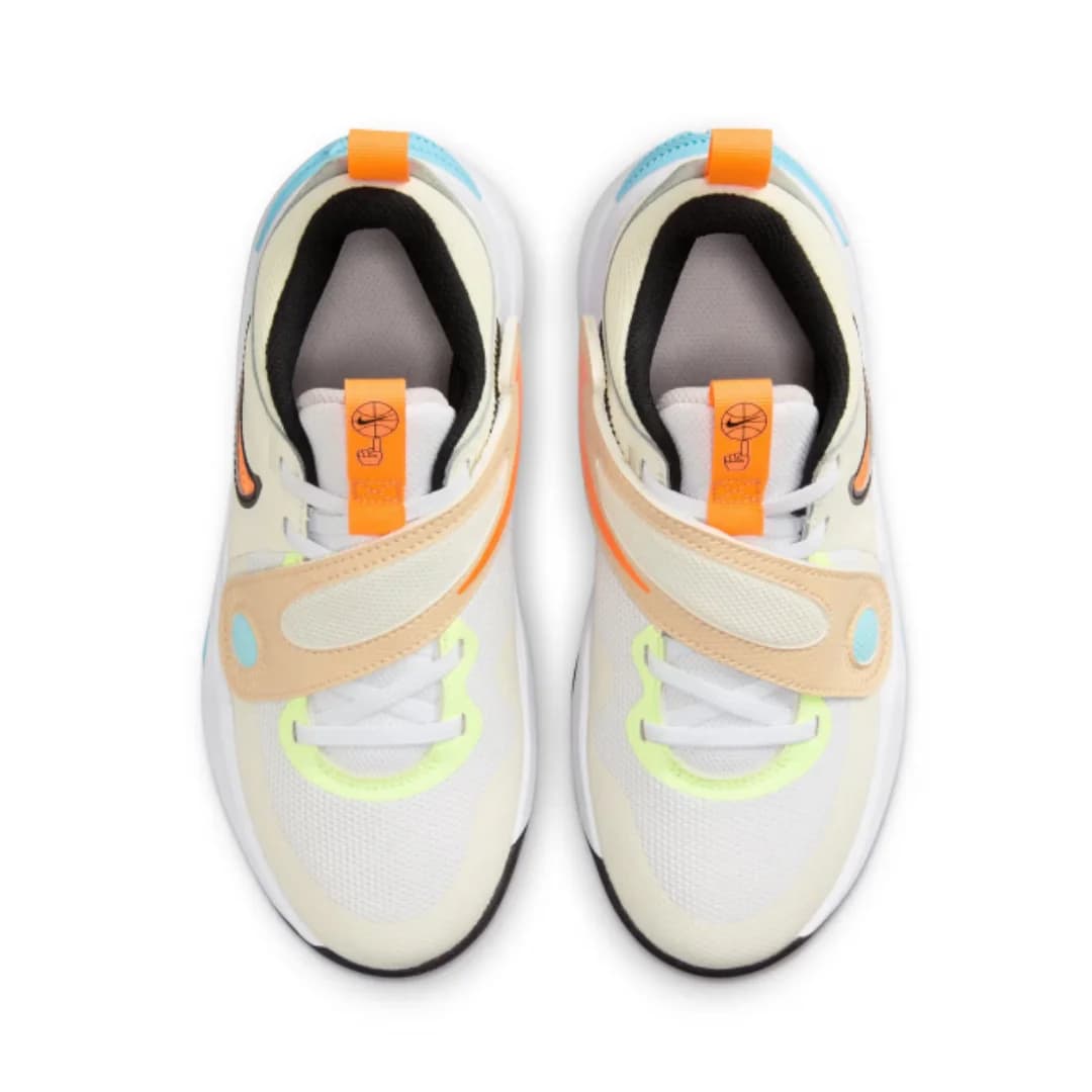 Tênis esportivo branco com detalhes em laranja, azul e bege, vista superior com fechamento em velcro