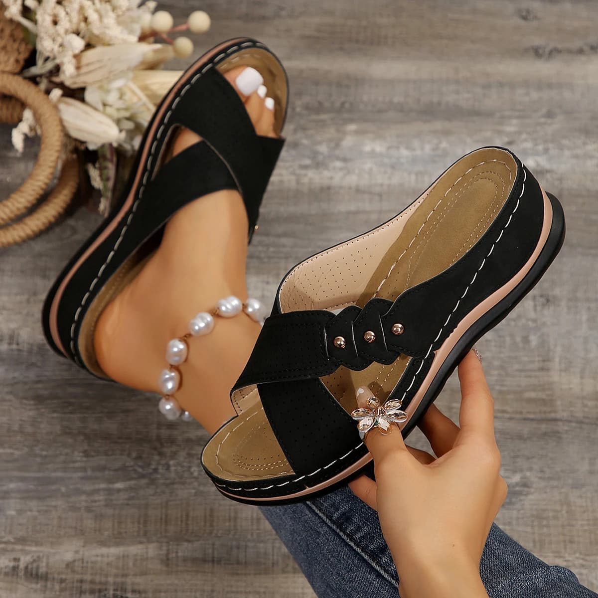 Chinelo aberto feminino preto estilo cavalo de tênis com solado antiderrapante e detalhes em costura branca