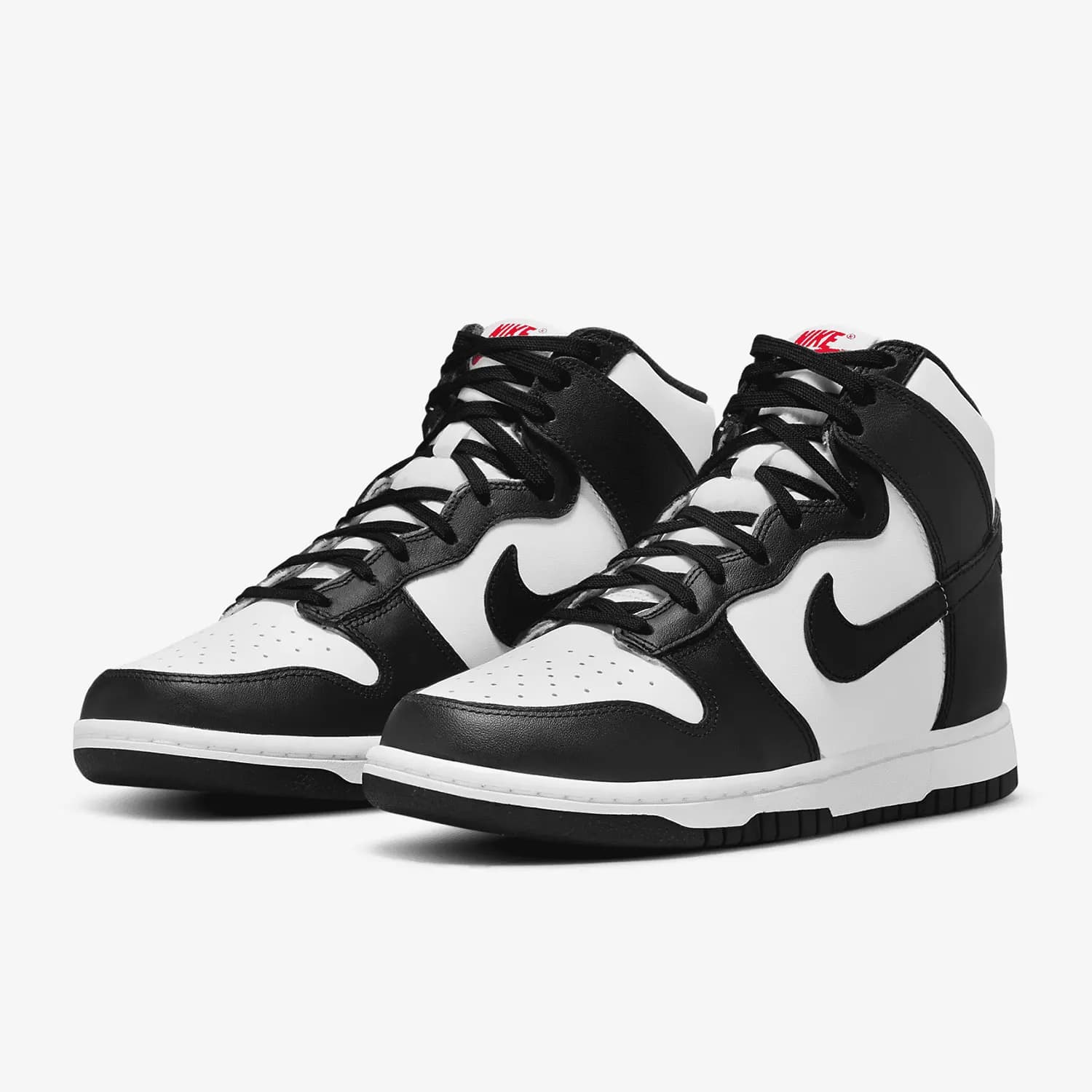 Tênis Nike Dunk High preto e branco para mulheres, estilo casual, com logotipo da Nike e detalhes em vermelho.